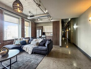 555 Evergreen St, Unit SI ID1231690P in Dallas, TX - Foto de edificio - Building Photo