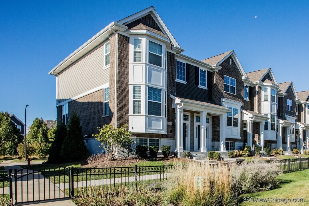 4326 Monroe Ave in Naperville, IL - Building Photo