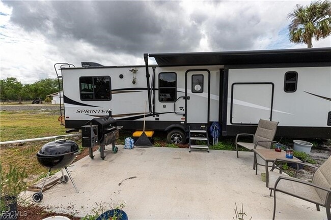 17861 Palm Creek Dr in North Fort Myers, FL - Foto de edificio - Building Photo