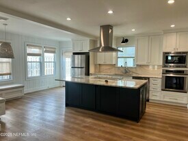 201 Hopkins St in Neptune Beach, FL - Building Photo