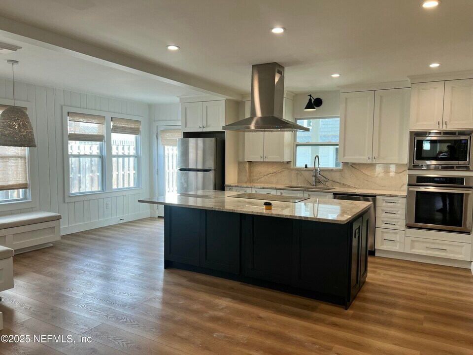 201 Hopkins St in Neptune Beach, FL - Building Photo