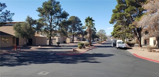 5136 Golden Ln, Unit B in Las Vegas, NV - Foto de edificio - Building Photo