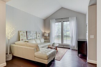 5893 Woodlands Ave in Nashville, TN - Foto de edificio - Building Photo