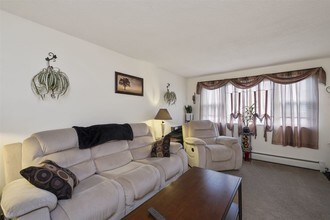 481 Merrimack St-Unit -4 in Manchester, NH - Foto de edificio - Building Photo