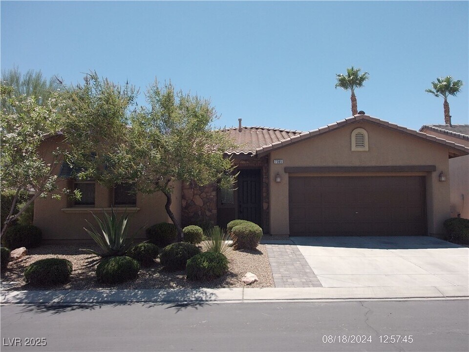 7385 Great Victoria Ave in Las Vegas, NV - Building Photo