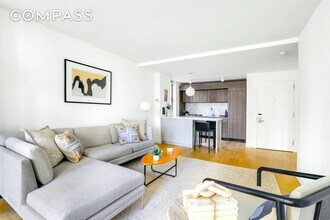 234 E 46th St in New York, NY - Building Photo - Building Photo