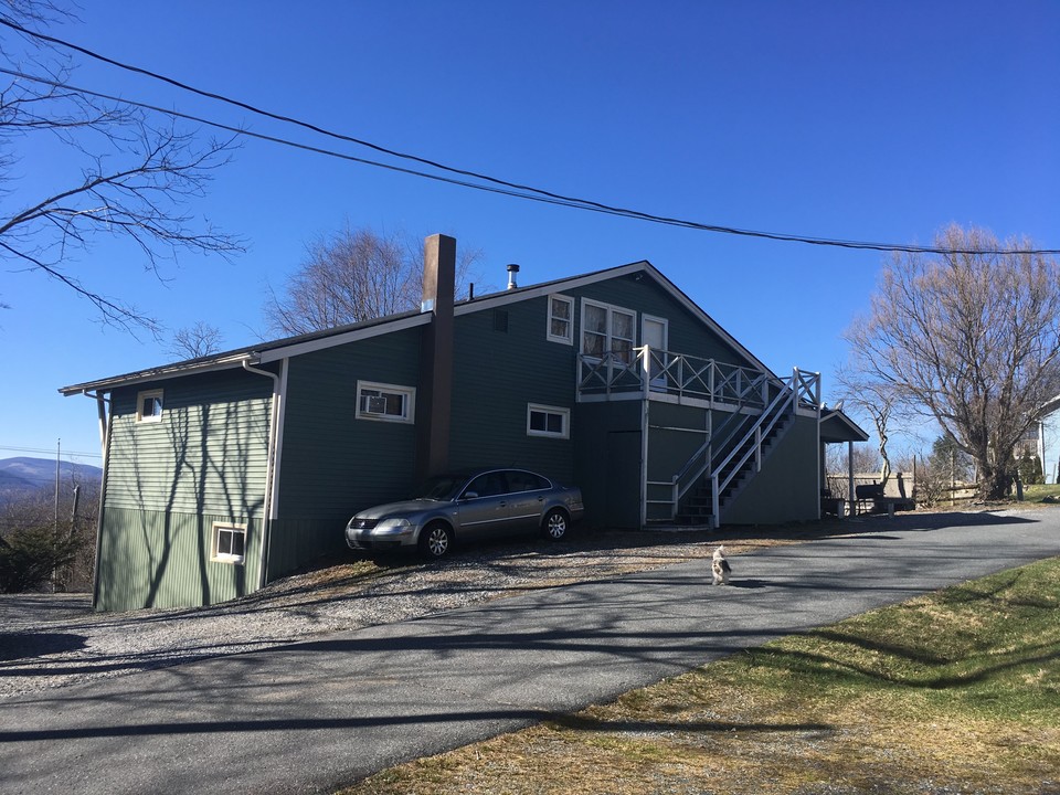 211 Saddle Hills Rd in Blowing Rock, NC - Building Photo