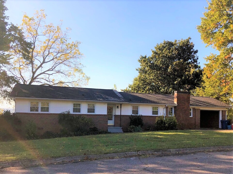98 Montclair Cir in Oxford, AL - Foto de edificio