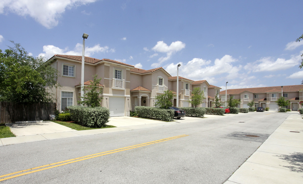 Cristal Villas in Miami, FL - Building Photo