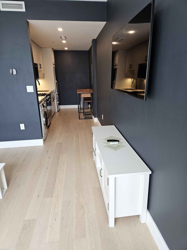 71 Border St, Unit 101 in Boston, MA - Building Photo - Building Photo