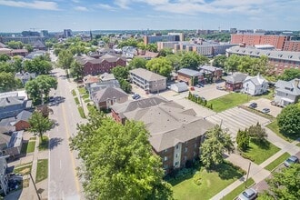 427 N Dubuque St, Unit 1 in Iowa City, IA - Foto de edificio - Building Photo
