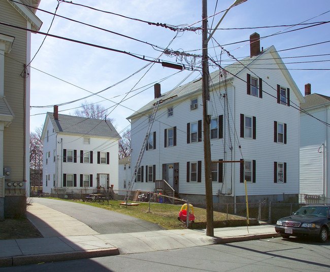 17 Palmer St in Fall River, MA - Foto de edificio - Building Photo