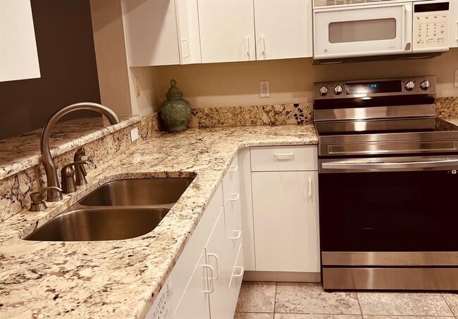 9630 Club S Cir in Sarasota, FL - Building Photo - Building Photo