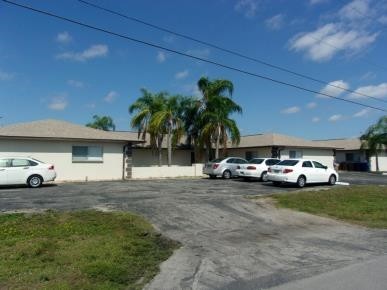 630-636 SE 13th Pl in Cape Coral, FL - Building Photo - Building Photo