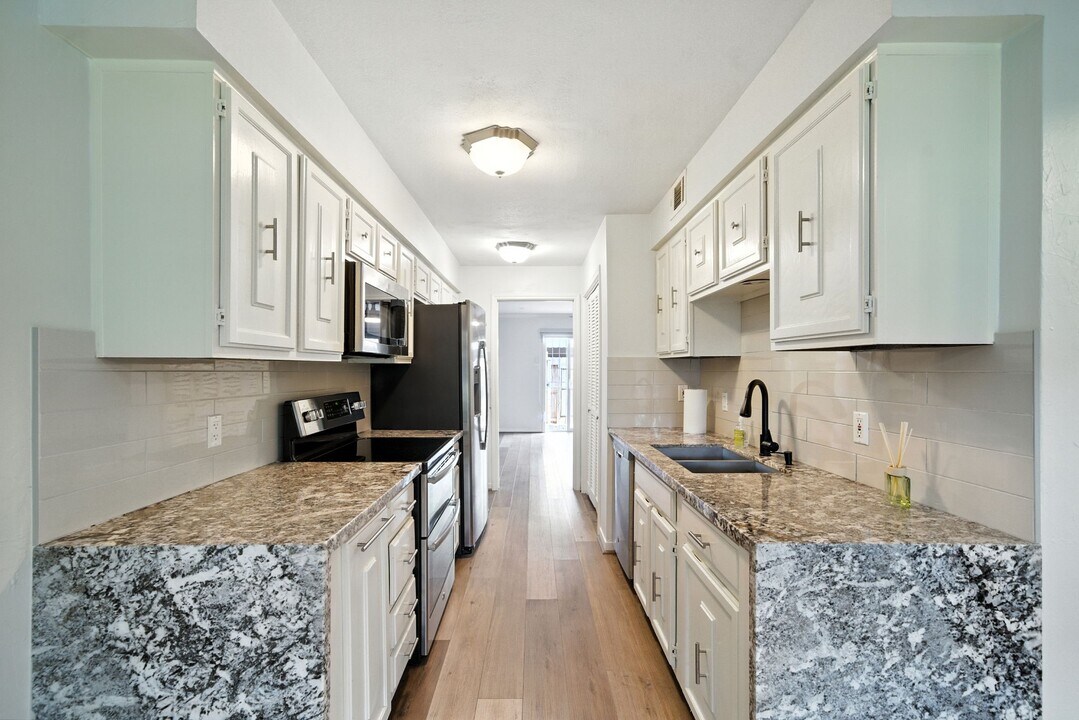 10333 Longmont Dr in Houston, TX - Building Photo