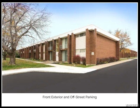1525 Amherst Manor Dr in Getzville, NY - Foto de edificio