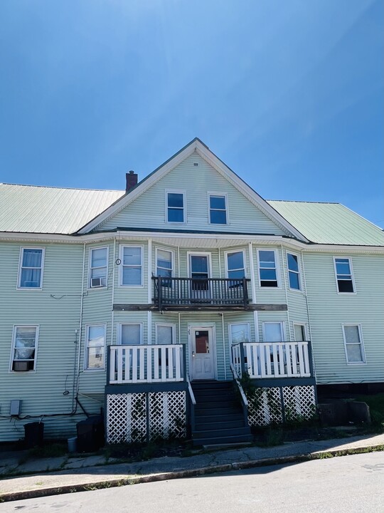 25 Maine Ave in Rumford, ME - Building Photo