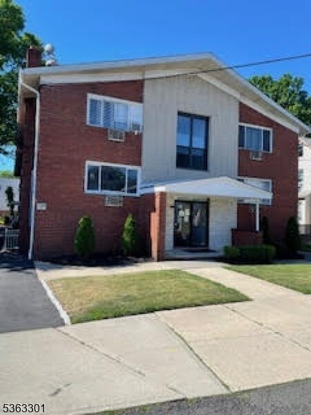 117 W 3rd Ave in Roselle, NJ - Building Photo