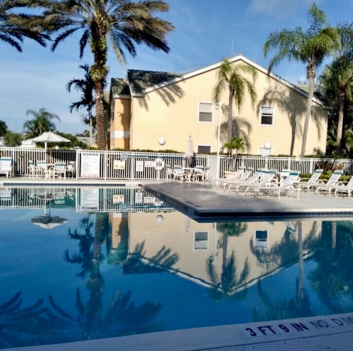 12710 Equestrian Cir, Unit 2606 in Ft. Myers, FL - Foto de edificio