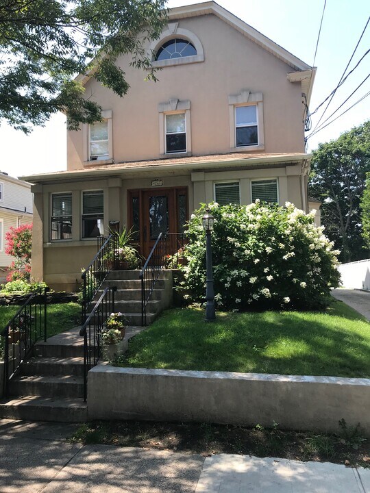 26 S Bayles Ave in Port Washington, NY - Building Photo