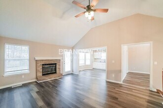 914 SW Foxtail Dr in Grain Valley, MO - Foto de edificio - Building Photo