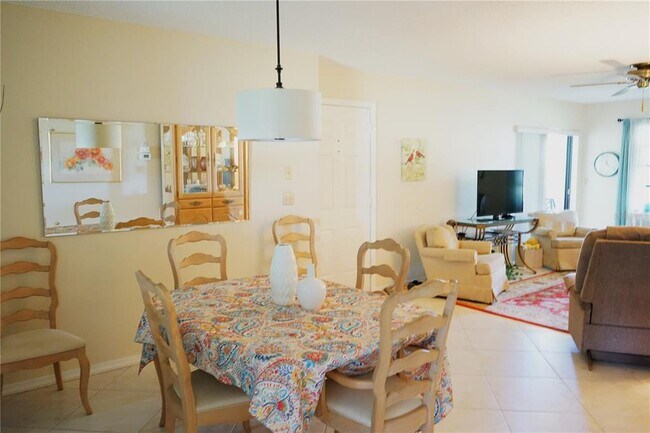 2102 Hereford Dr in Sun City Center, FL - Building Photo - Building Photo