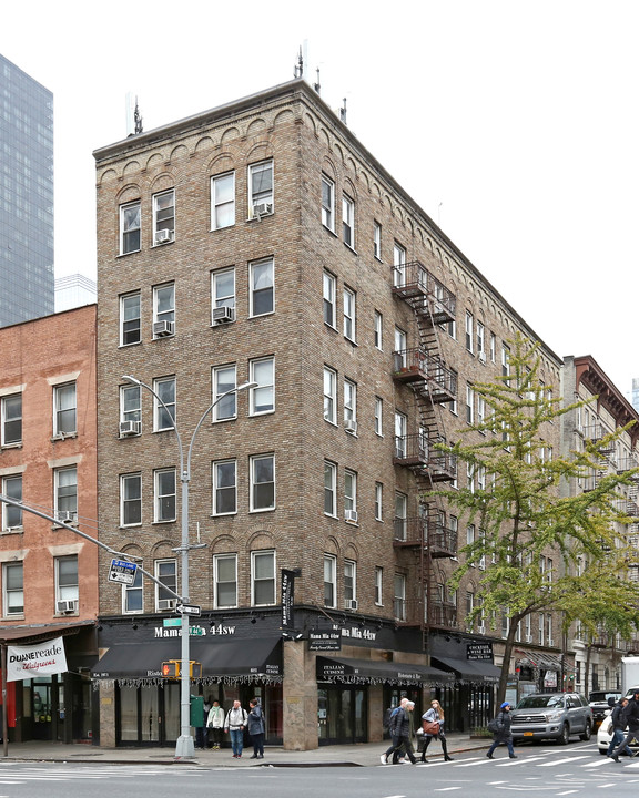 402 W 44th St in New York, NY - Building Photo
