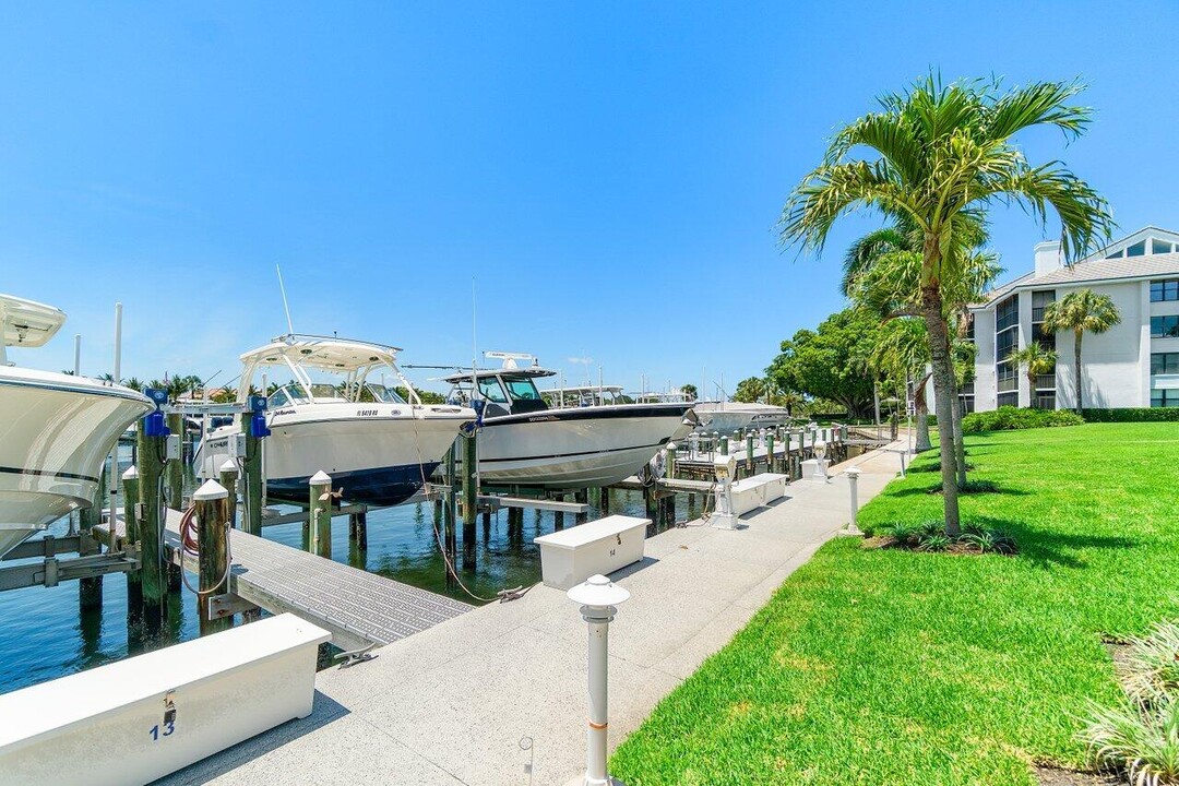 342 Bay Colony Dr N in Juno Beach, FL - Building Photo