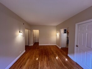 1347 1/2 W Touhy Ave in Chicago, IL - Building Photo - Building Photo