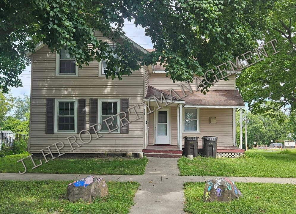 604 W Ringold St in Freeport, IL - Building Photo