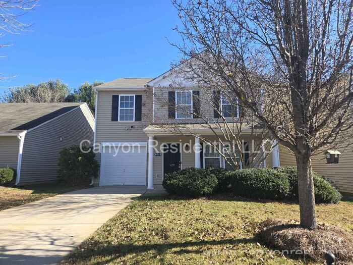 4239 Oak Pointe Dr in Winston-Salem, NC - Building Photo