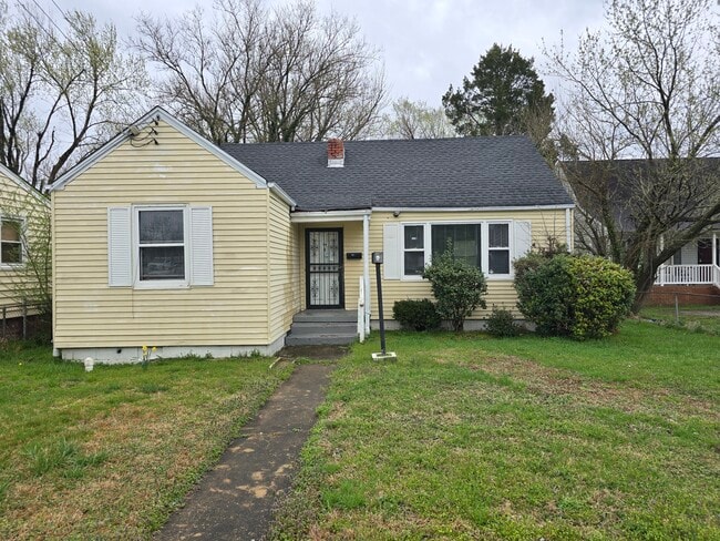 2212 Ferndale Ave in Petersburg, VA - Foto de edificio - Building Photo