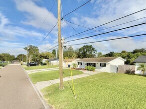 641 72nd Ave N in St. Petersburg, FL - Foto de edificio - Building Photo