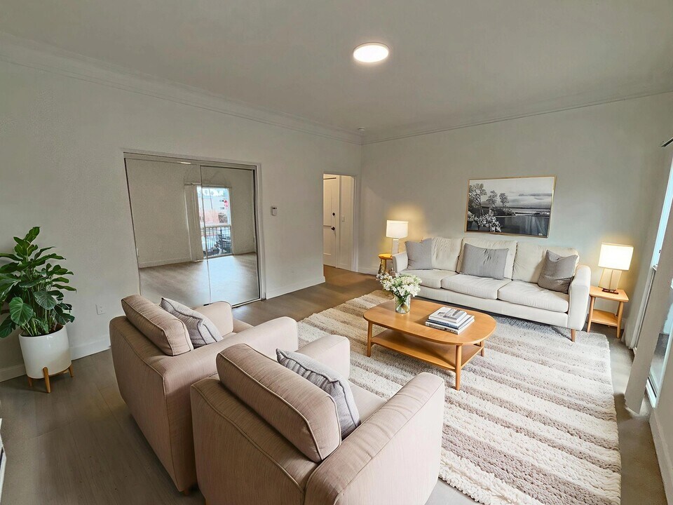 2801 San Marino St in Los Angeles, CA - Building Photo