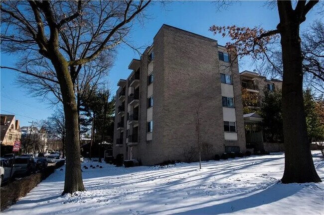 605 Shady Ave, Unit B2 in Pittsburgh, PA - Foto de edificio - Building Photo