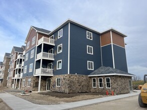 Falcon Ridge Apartments in Delavan, WI - Foto de edificio - Building Photo