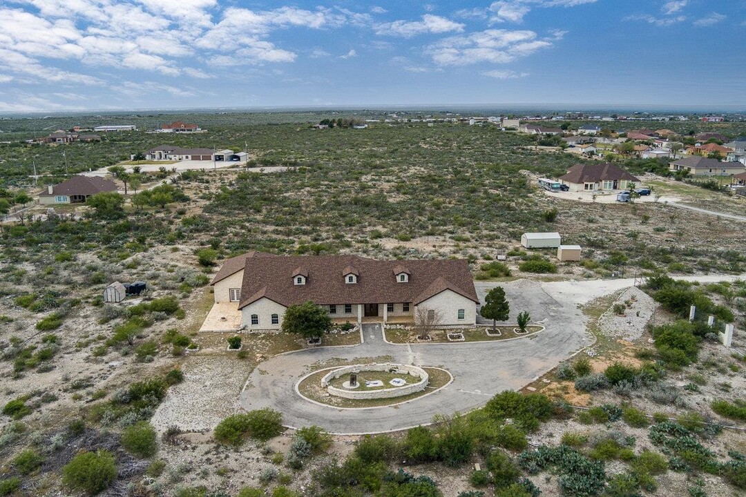 31 Running Deer Mdws in Del Rio, TX - Foto de edificio