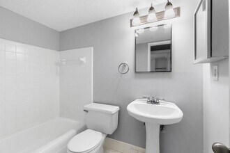 Glen Iris Arms in Birmingham, AL - Building Photo - Interior Photo