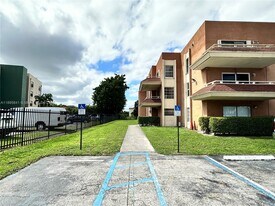 17500 NW 68th Ave in Hialeah, FL - Building Photo