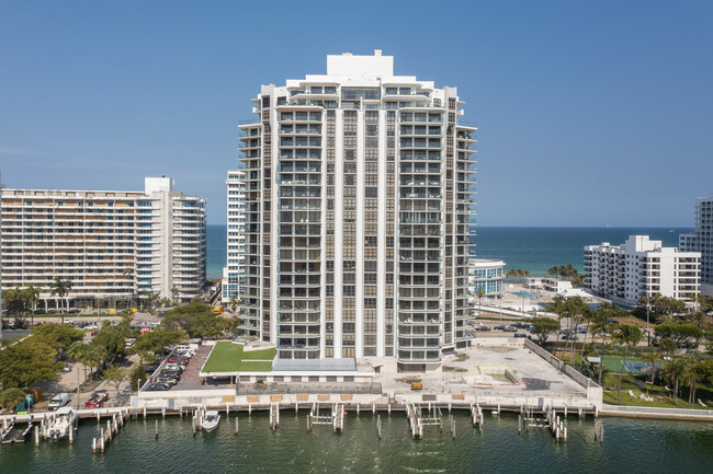 Tower House in Miami Beach, FL - Foto de edificio - Building Photo