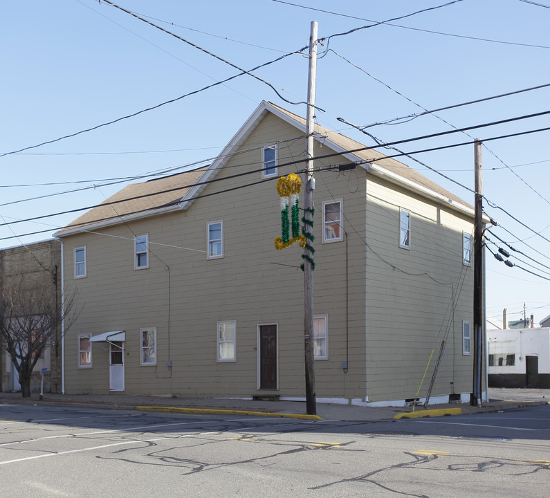 301-305 Centre St in Freeland, PA - Building Photo