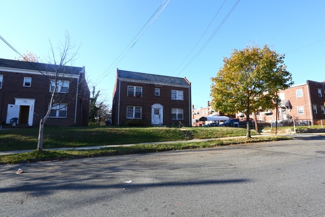 3911 R St SE in Washington, DC - Building Photo - Building Photo