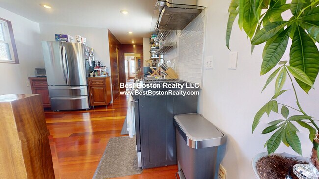 18 Nashua St, Unit 2 in Somerville, MA - Building Photo - Building Photo