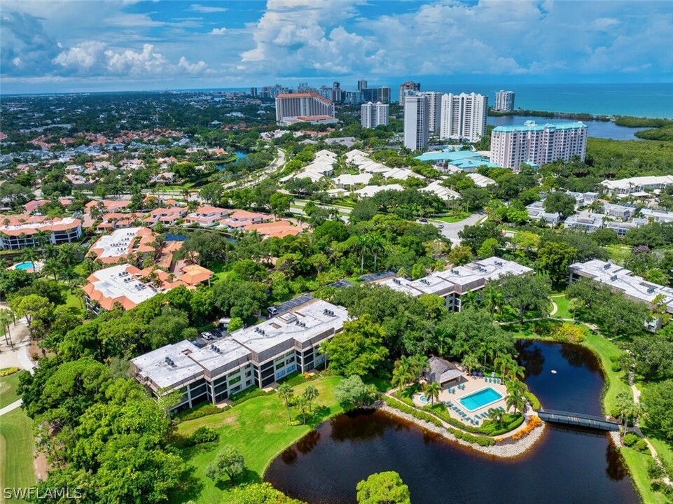 5950 Pelican Bay Blvd in Naples, FL - Foto de edificio