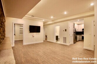 1675 Beacon St, Unit 1 in Brookline, MA - Foto de edificio - Building Photo