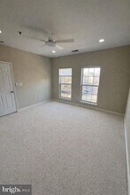 11330 Westbrook Mill Ln in Fairfax, VA - Foto de edificio - Building Photo