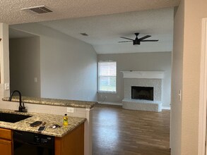 501 Summer Tree Ct in Springtown, TX - Foto de edificio - Building Photo