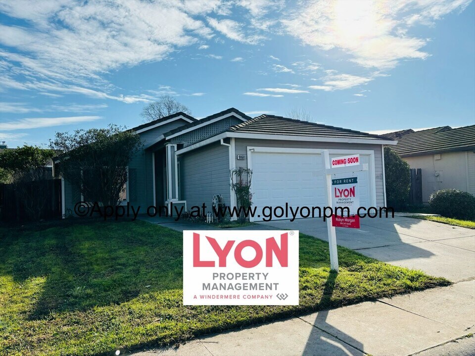 9068 Bristol Plaza Way in Elk Grove, CA - Building Photo