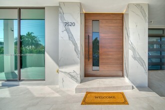 7520 W Treasure Dr in North Bay Village, FL - Building Photo - Building Photo