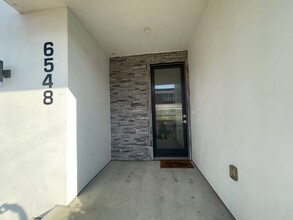 6548-6550 W 86th Pl, Unit 6548 in Los Angeles, CA - Foto de edificio - Building Photo